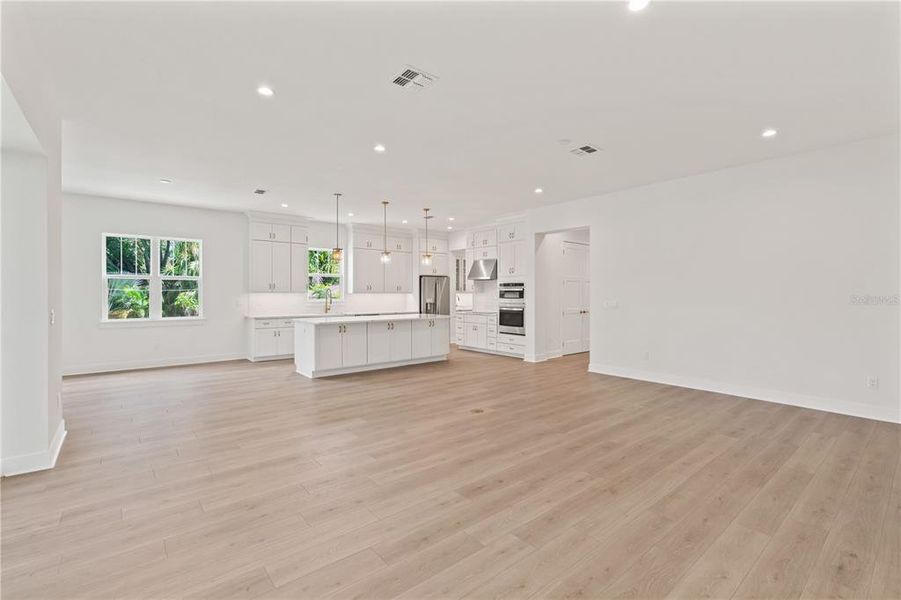 Spacious, unfurnished interior of a new home in , Tampa (Image 17).