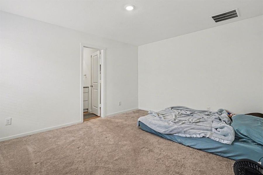 Spacious, unfurnished interior of a new home in Tillage Farms, Princeton (Image 20).