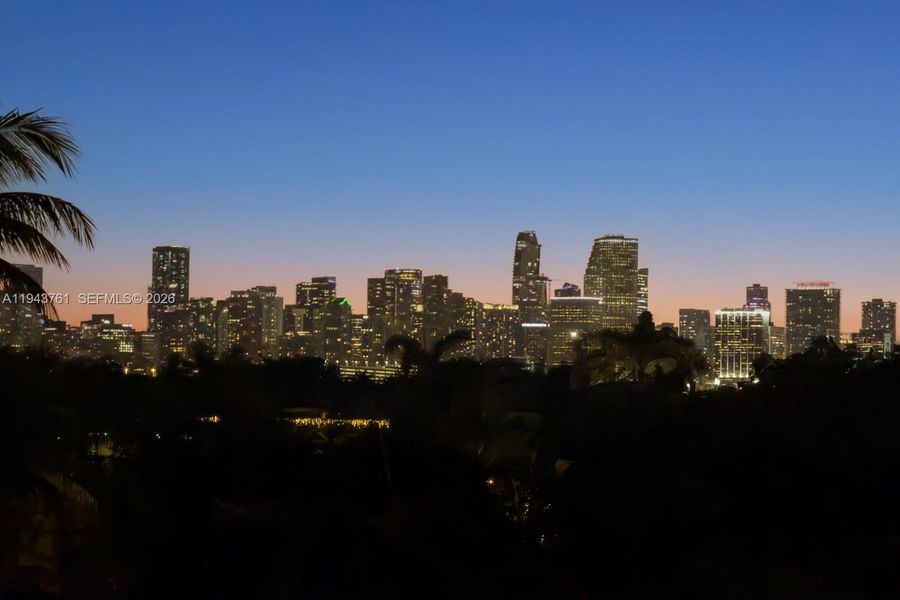 Condo located in Miami Beach, FL showcasing its design and architecture (Image 38).