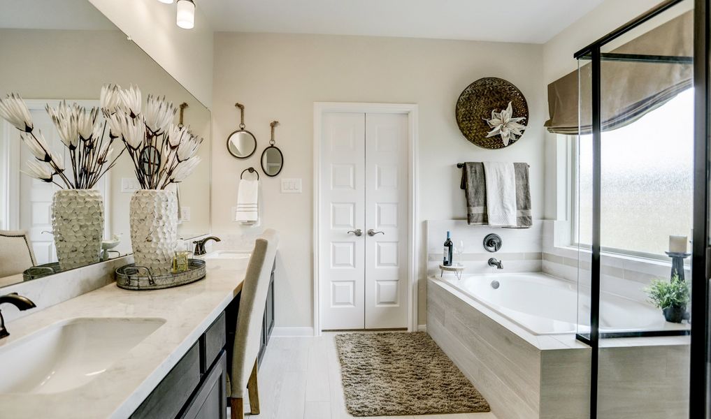 Soaker tub at owners luxury bath