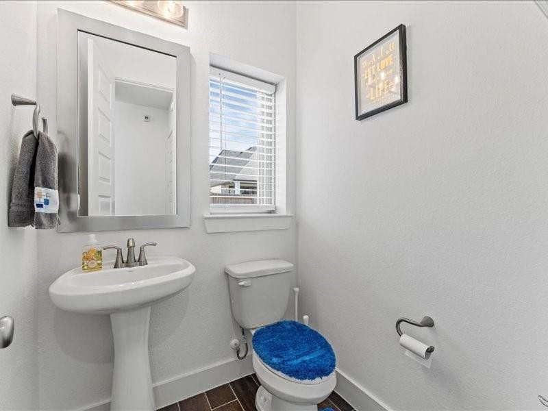 Comes with a powder room Comes with a powder room