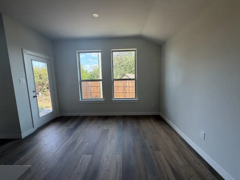 Spacious, unfurnished interior of a new home in Trail Creek, Cleburne (Image 10).