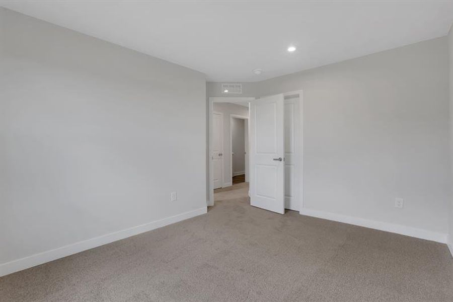 Spacious, unfurnished interior of a new home in Laurel Fields, Gainesville (Image 31).