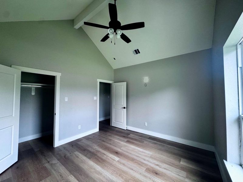 Spacious, unfurnished interior of a new home in , Bay City (Image 23).