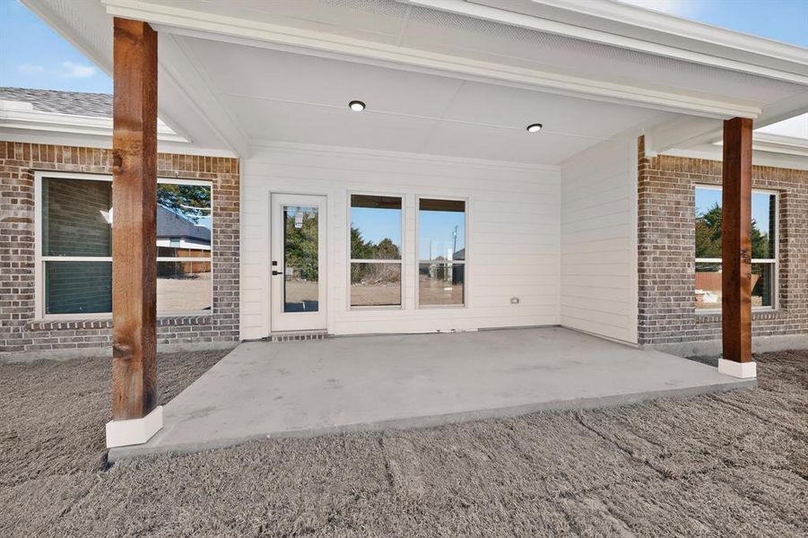 Exterior details and patio area of a home in , Glenn Heights (Image 3).