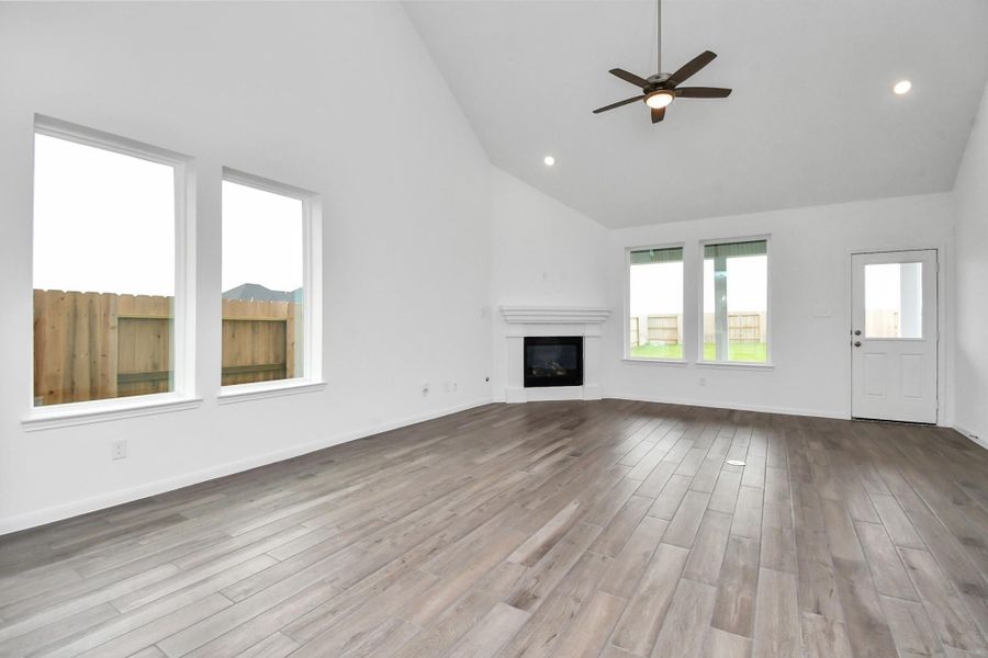 Spacious, unfurnished interior of a new home in Sunterra, Katy (Image 15).