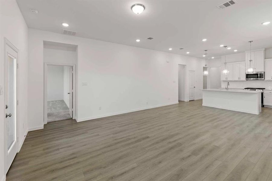 Spacious, unfurnished interior of a new home in Coyote Meadows 50s, Anna (Image 19).