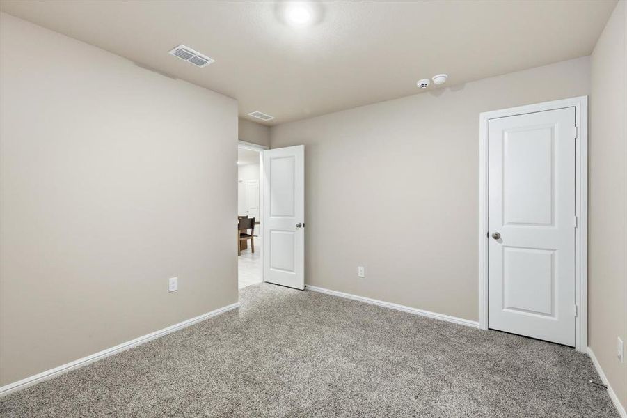 Spacious, unfurnished interior of a new home in Hickory Grove, Denton (Image 21).