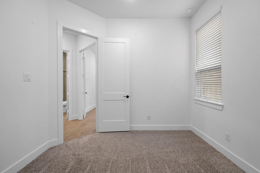 Spacious, unfurnished interior of a new home in Evergreen, Conroe (Image 36).