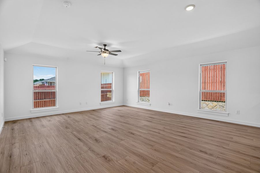 Spacious, unfurnished interior of a new home in Trail Creek, Cleburne (Image 23).