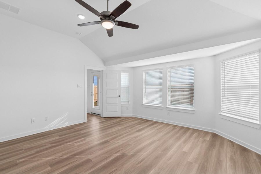 Spacious, unfurnished interior of a new home in Ambrose, La Marque (Image 29).