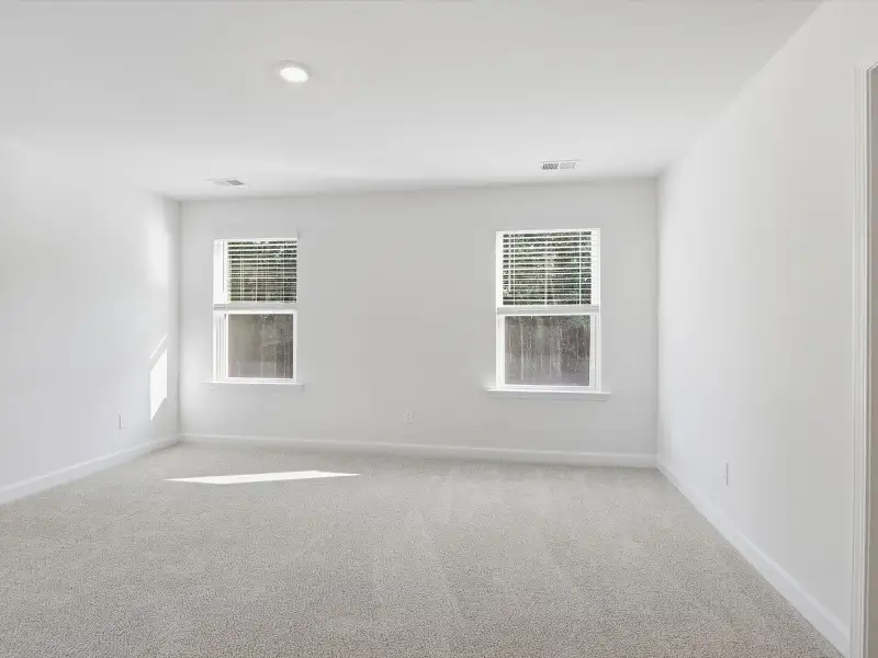 Spacious, unfurnished interior of a new home in Courts at Brook Run, Moncks Corner (Image 11).