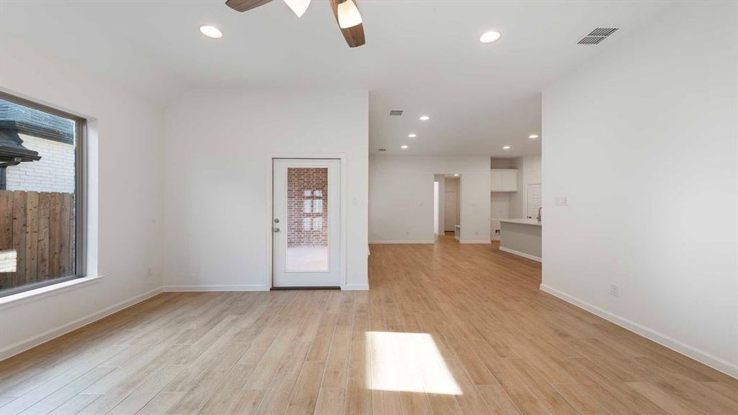 Spacious, unfurnished interior of a new home in Avondale 40', Fate (Image 12).