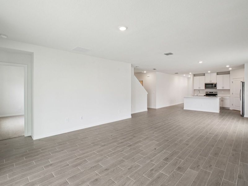 Spacious, unfurnished interior of a new home in The Grove at Stuart Crossing - Classic Series, Bartow (Image 8).