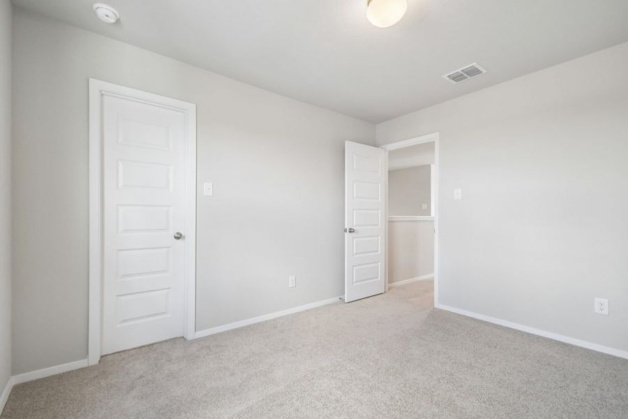 Spacious, unfurnished interior of a new home in Cloverleaf, Austin (Image 25).