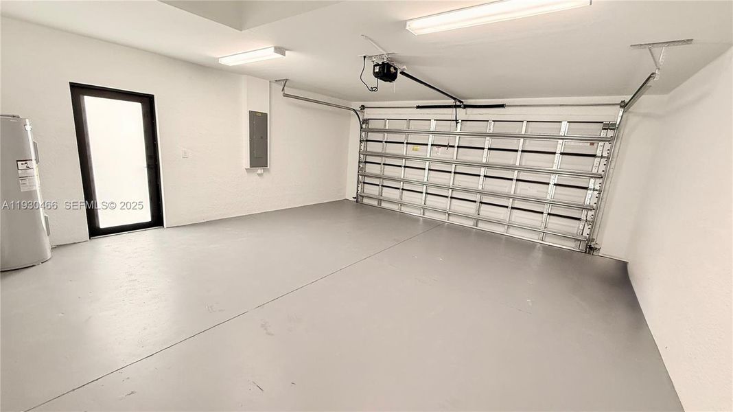 Spacious, unfurnished interior of a new home in , Lehigh Acres (Image 18).