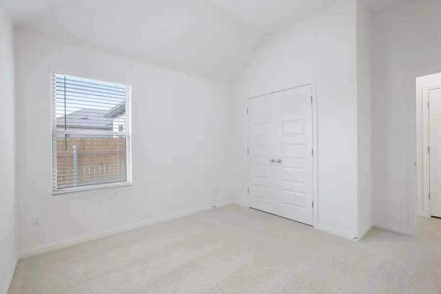 Spacious, unfurnished interior of a new home in Trinity Ranch, Elgin (Image 31).