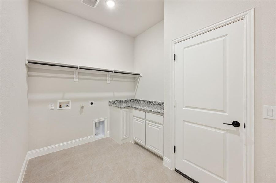 Spacious, unfurnished interior of a new home in Abe's Landing, Granbury (Image 27). Spacious, unfurnished interior of a new home in Abe's Landing, Granbury (Image 27).