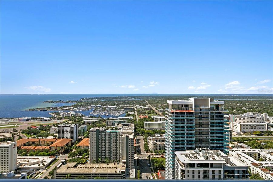 Condo located in St. Petersburg, FL showcasing its design and architecture (Image 21).