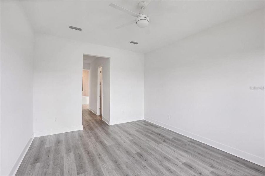 Spacious, unfurnished interior of a new home in Gracewater at Sarasota, Sarasota (Image 31).