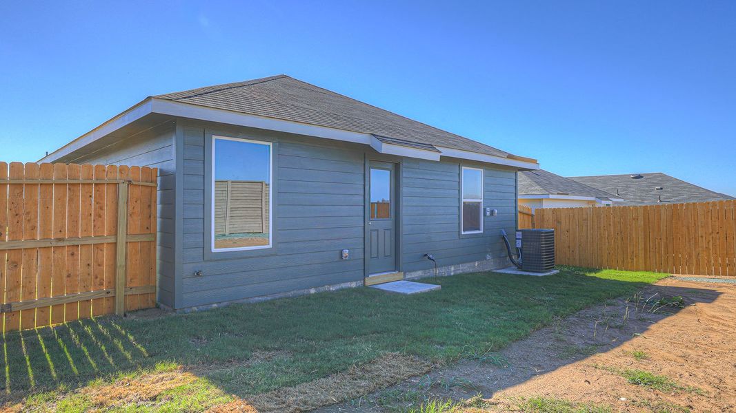 Exterior details and patio area of a home in Ladera, Luling (Image 4).