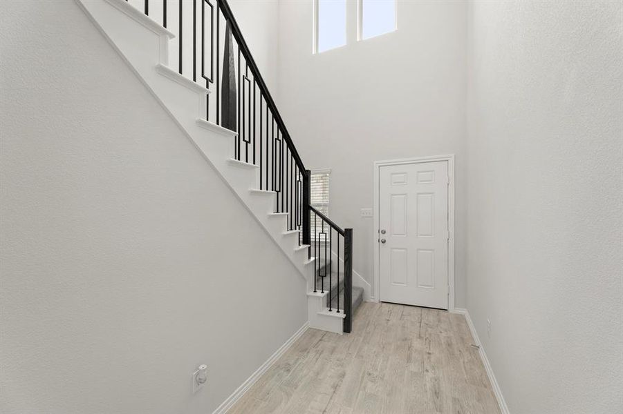 03. 2512 Russell - Entry