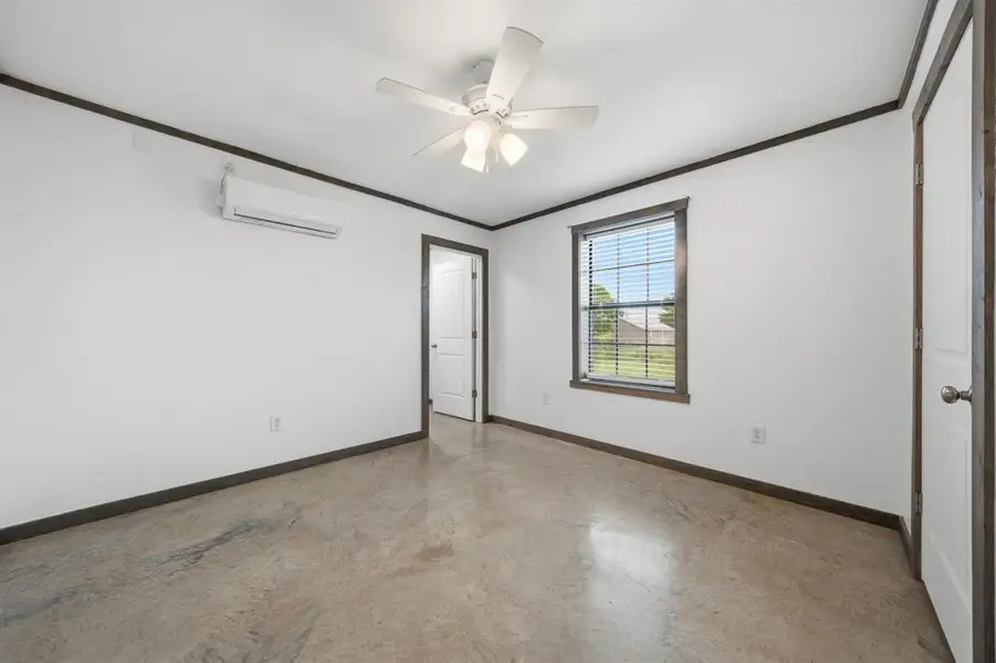 Spacious, unfurnished interior of a new home in , Walnut Springs (Image 9).