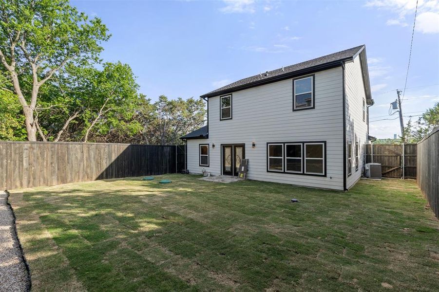Exterior details and patio area of a home in , Granbury (Image 4).