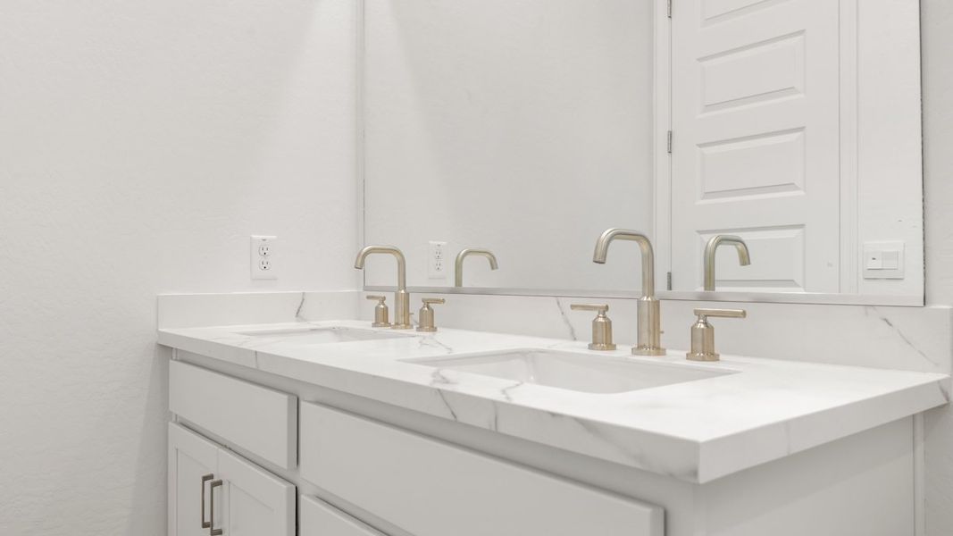 Representative interior finishes for a home built from the Plan by D.R. Horton in The Ridge at Stone Butte, Phoenix (Image 11).