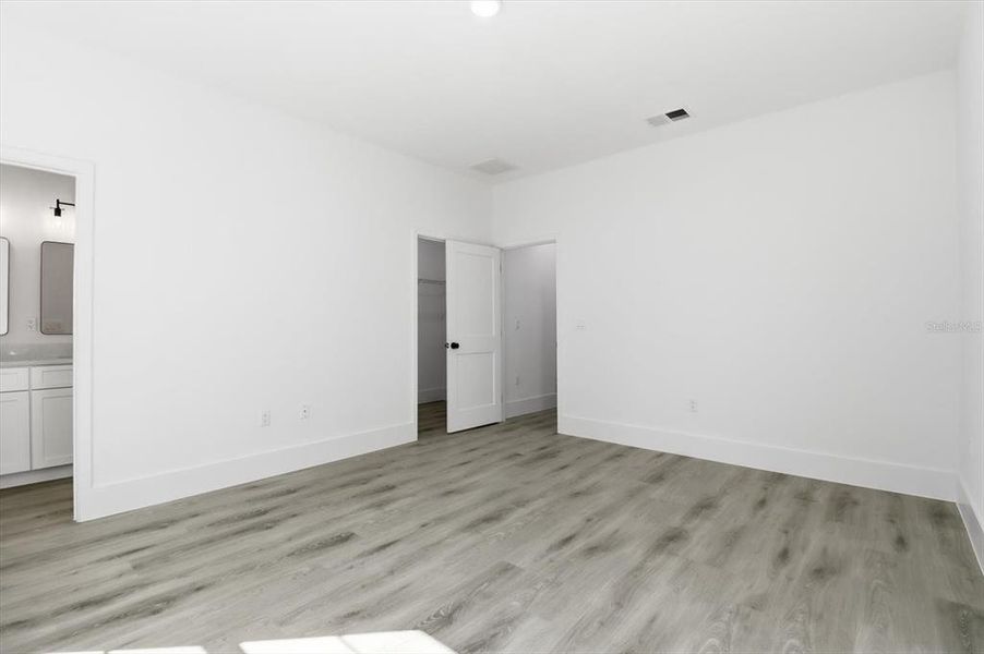 Spacious, unfurnished interior of a new home in , Citrus Springs (Image 31).