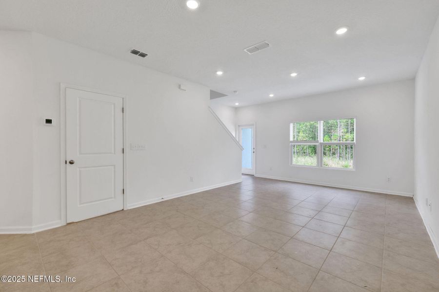 Spacious, unfurnished interior of a new home in Atlantis Pointe, Middleburg (Image 18).