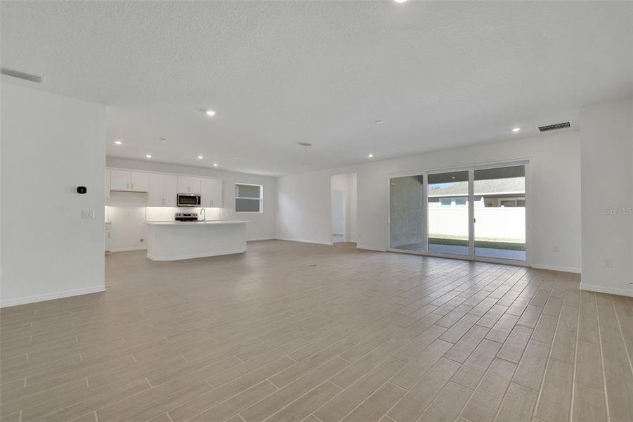 Spacious, unfurnished interior of a new home in Angeline, Land O' Lakes (Image 39).