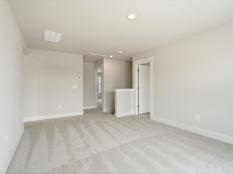 Spacious, unfurnished interior of a new home in Ashby Woods, Boiling Springs (Image 16).