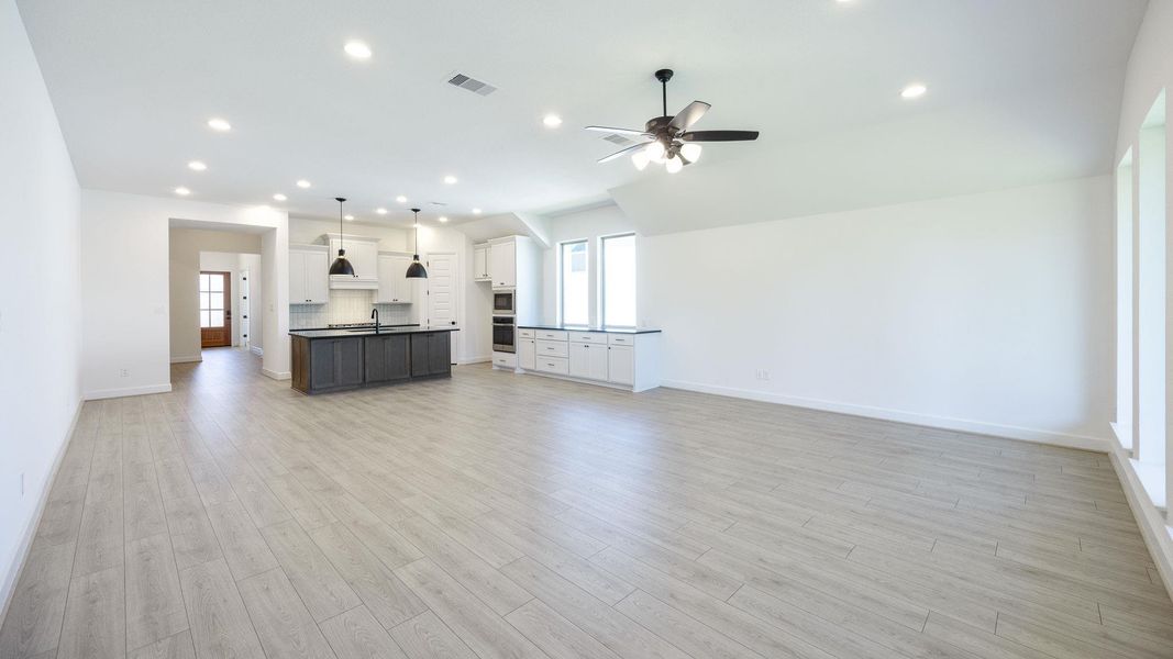 Spacious, unfurnished interior of a new home in Lariat 60', Liberty Hill (Image 8).