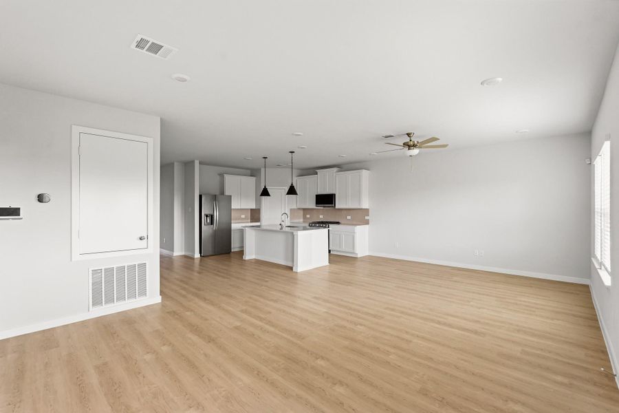 Spacious, unfurnished interior of a new home in Sanford Farms, Waller (Image 18).