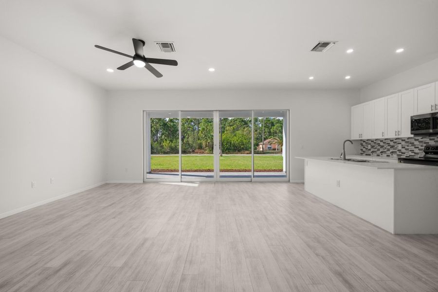 Spacious, unfurnished interior of a new home in , Lake Placid (Image 38).