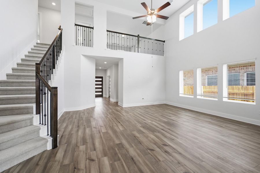 Spacious, unfurnished interior of a new home in Sunfield, Buda (Image 22).