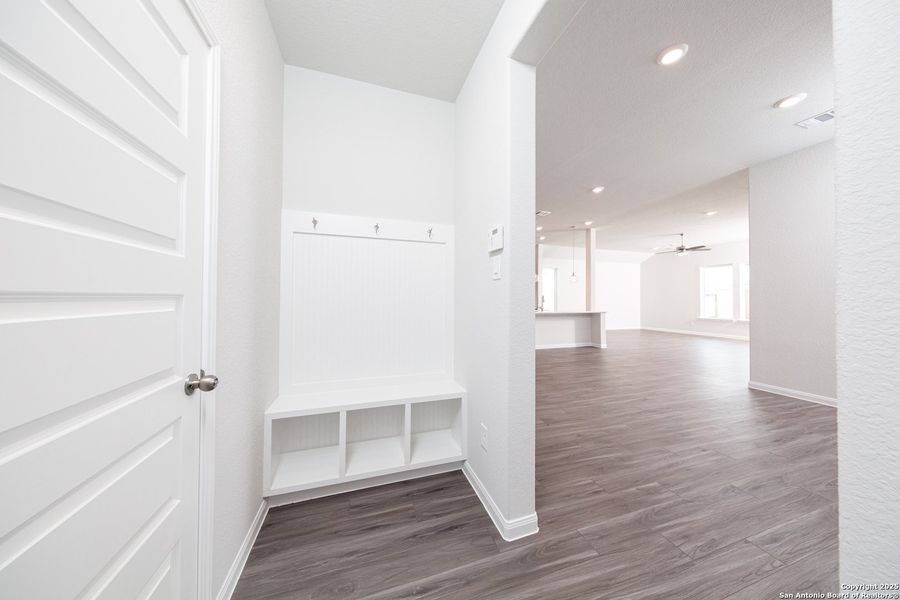 Spacious, unfurnished interior of a new home in Cinco Lakes, San Antonio (Image 8).