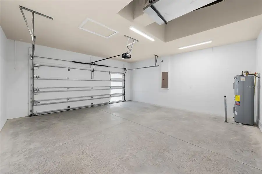 Spacious, unfurnished interior of a new home in , Tarpon Springs (Image 17).