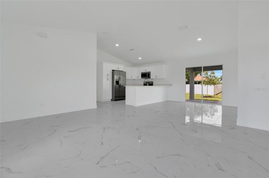 Spacious, unfurnished interior of a new home in , Cape Coral (Image 29).