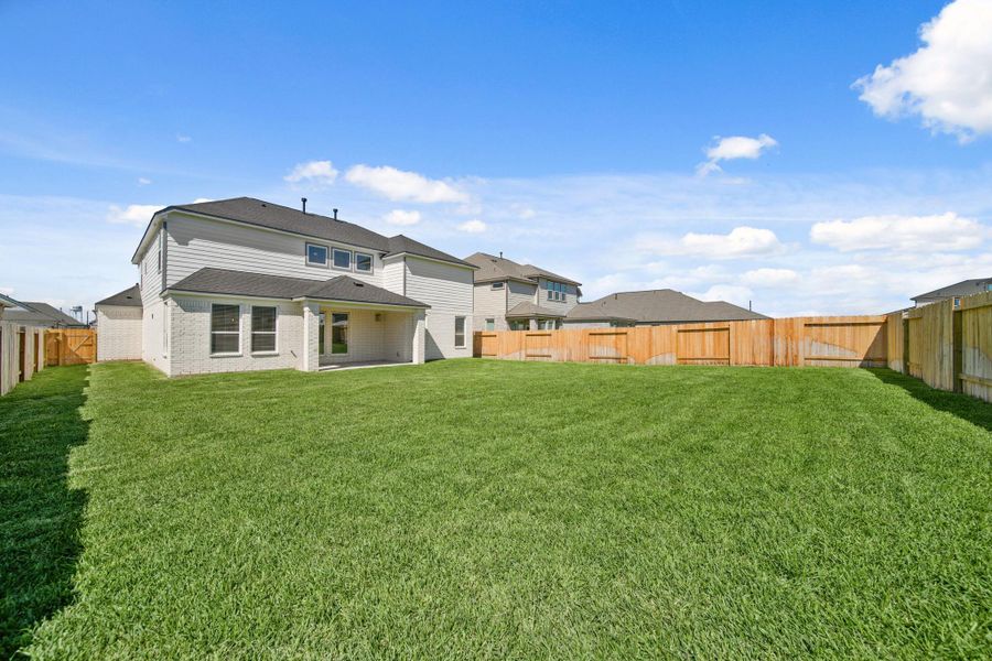 Exterior details and patio area of a home in Beacon Hill, Waller (Image 4).