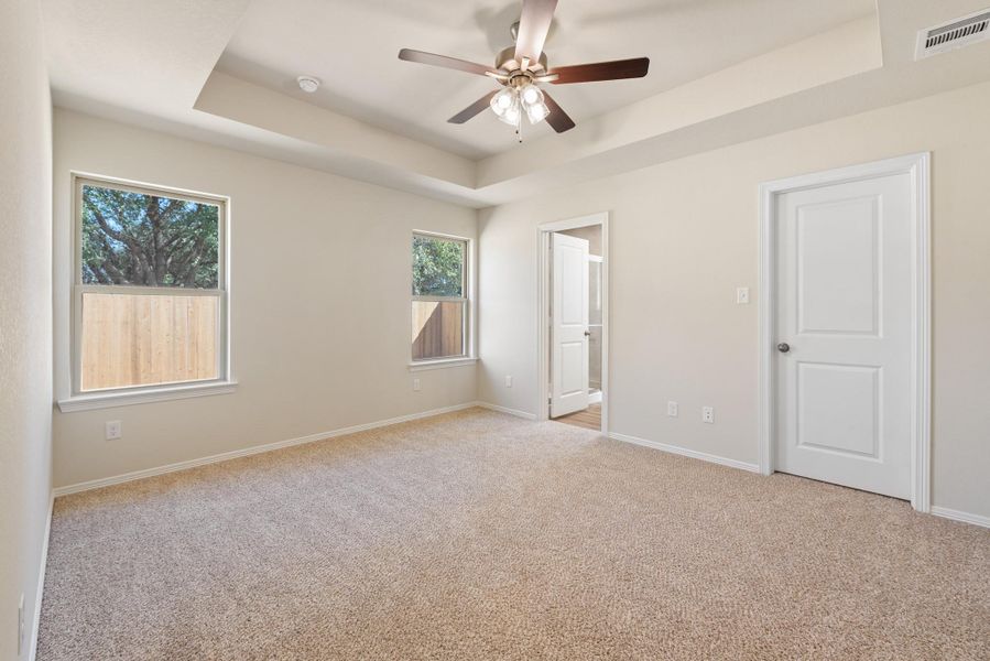 Spacious, unfurnished interior of a new home in , Navasota (Image 23).