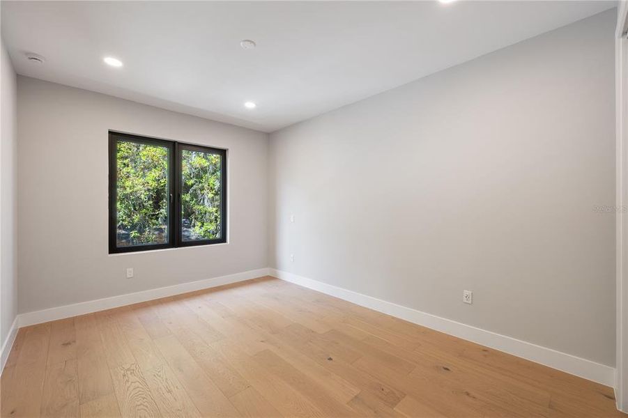 Spacious, unfurnished interior of a new home in College Park, Orlando (Image 23).