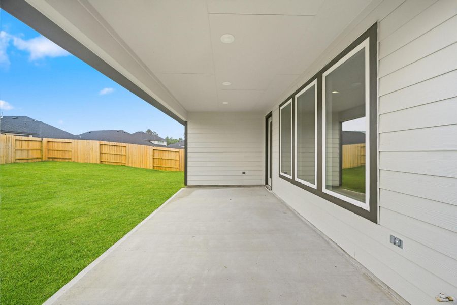 Exterior details and patio area of a home in Hills of Westlake, Conroe (Image 19).