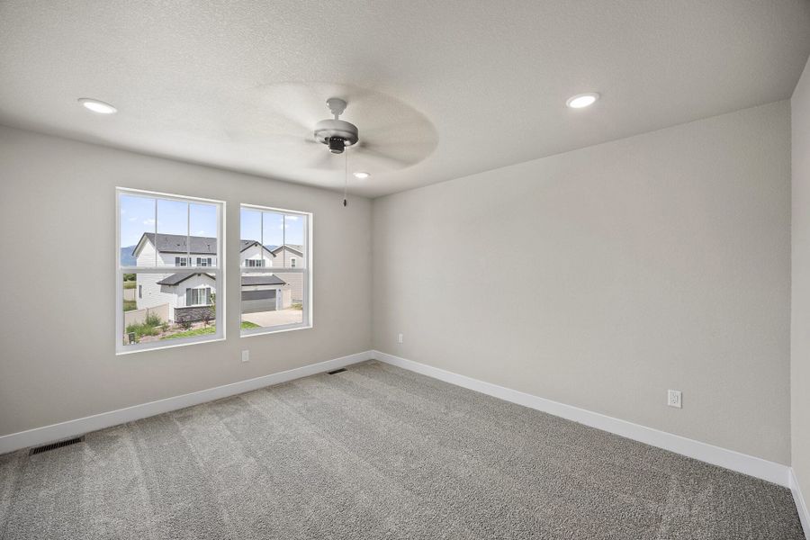 Spacious, unfurnished interior of a new home in Trails at Aspen Ridge-3, Colorado Springs (Image 29).