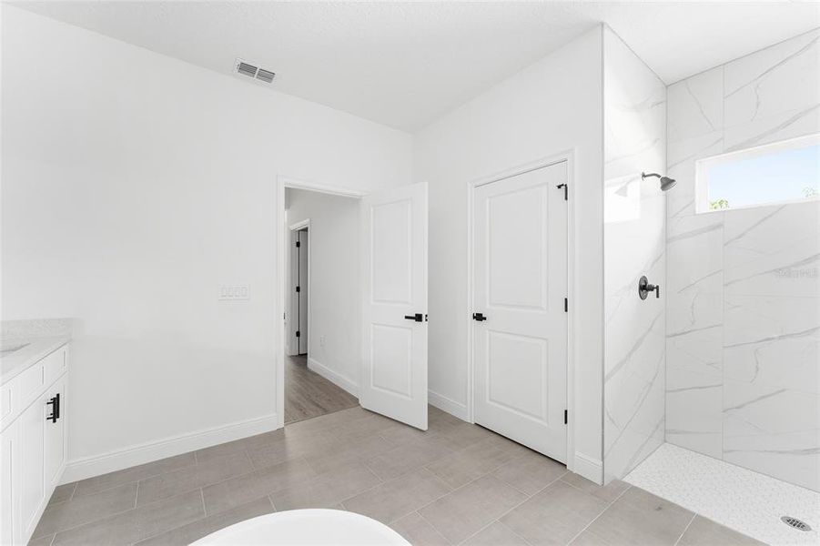 Spacious, unfurnished interior of a new home in , Citrus Springs (Image 15).