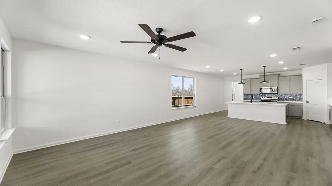 Spacious, unfurnished interior of a new home in Sorella 40s, Tomball (Image 8).