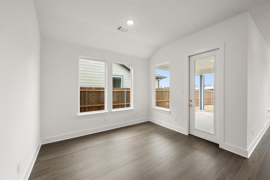 1725 Nesting Robin- Dining-4743