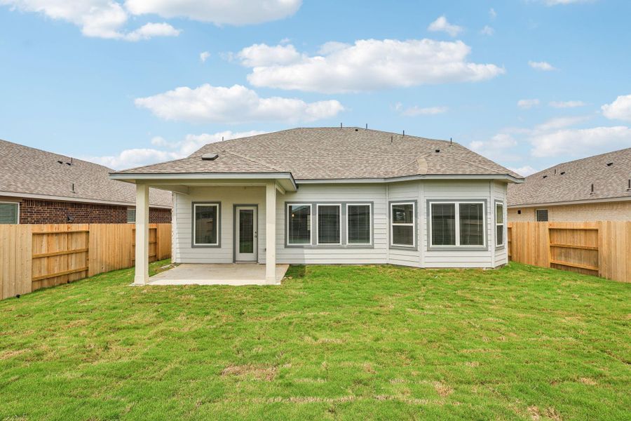 Exterior details and patio area of a home in Southwinds, Baytown (Image 25).
