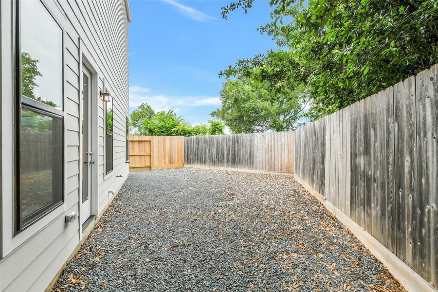 Exterior details and patio area of a home in Timbergrove Trails, Houston (Image 18).